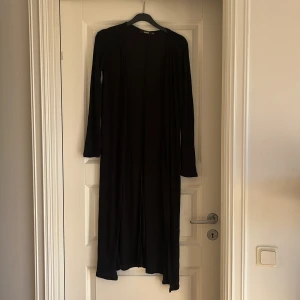 Svart lång kofta från BikBok XS - En svart lång kofta från BikBok i storlek XS. Ribbat material 