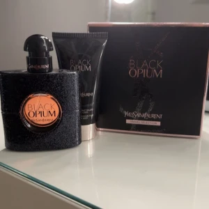YSL Black Opium Travel Set - Snyggt Black Opium-set från Yves Saint Laurent, perfekt för dig som vill ha en ikonisk doft och body lotion i smidig travel size. Stilren design och populär bland unga. Kommer i originalförpackning.