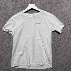 Bvaldi T-shirt  - Vit t-shirt från Bvaldi. Knappt använd. Nypris 500kr hör av er om ni har frågor. Köparen står för frakt 