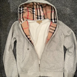 Burburry zip hoodie - Säljer denna zip hoodien, den är köpt på plick så kan ej garantera äkthet, den är i topp skick och är i storlek L men sitter som M, vid snabb affär kan jag gå ner i pris! Tveka inte att skriva vid frågor. 