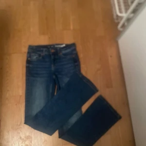 Jeans - Jeans från Kappahl i storlek xs. Jag tror att de är i en bootcut modell. Men är inte helt säker. Superfina