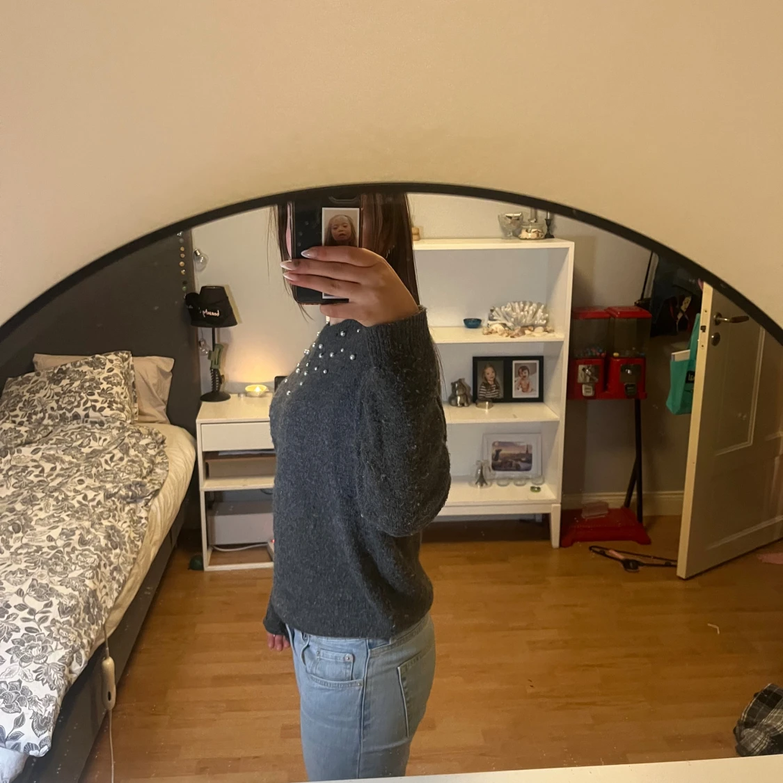 Mörkgrå stickad tröja med pärlor - 1