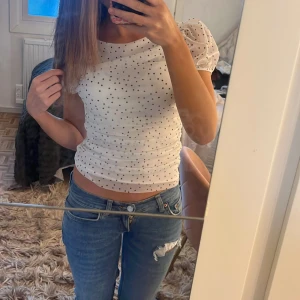 Vit prickig topp - Supersöt vit topp med svarta prickar 