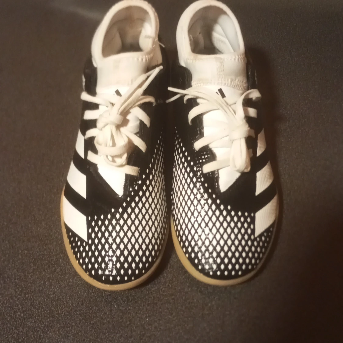 Adidas svartvita fotbollsskor