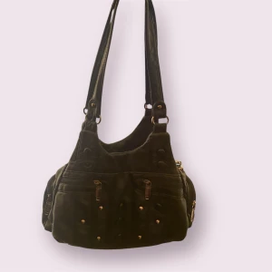 Svart äkta läderväska med nitar - Fin svart handväska i äkta läder och har nitdetaljer (dock har några knappar/nitar ramlat av!) Väskan har flera fack och har mycket utrymme💗Måtten skickas via meddelande!