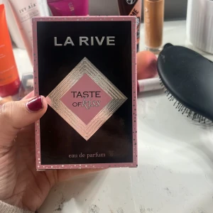 La Rive Taste of Kiss EdP - La Rive Taste of Kiss är en eau de parfum med snygg design, perfekt för dig som vill sticka ut. En populär doft bland unga, enkel att ta med i väskan och passar till alla tillfällen.