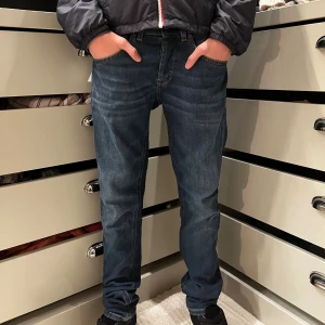 Dondup George - Snygga blå jeans från Dondup i modellen George. Skick= helt nya med tags                                Nypris=3000
