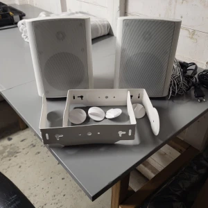 VLSP60AW Active Speaker - Säljer ett par VLS VLSP60AW aktiva högtalare i vitt. 30W/2, 4 Ohm, max 75W. Flera anslutningsmöjligheter, stereo/mono, volymkontroll och väggfästen ingår. Bra skick, endast lättare bruksspår. Perfekt för hem eller kontor.