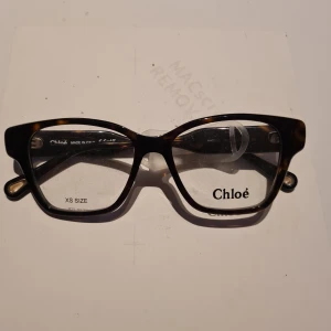 Chloé bågar (helt nya!) - Säljer ett par helt nya och oanvända chloé bågar med prislapp och etikett kvar, skriv gärna vid fler frågor eller funderingar!