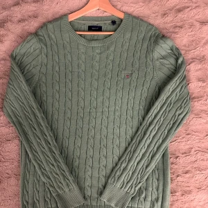 Grön kabelstickad tröja från GANT - Tja säljer grön Kabbelstickad från gant i storlek M. På första bilden blev det dåligt ljus så titta dem andra för att se riktiga ljuset 