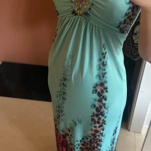 Vintage klänning  - Superfin vintage klänning 🤍 storlek 32/34 men passar mig som vanligtvis har storlek s 