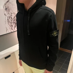 Svart hoodie från Stone Island - Tja, säljer denna as feta hoodien från Stone Island pga att den är för liten. Tröjan är i Fint skick och är använd sparsamt. Köpt för 3499kr och säljs endast för 999kr! Storlek M men sitter som S. PRIS EJ HUGGET I STEN!! 