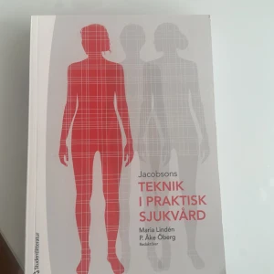 Teknik i praktisk sjukvård - Upptäck de vanligaste tekniska hjälpmedlen inom sjukvården! Den här boken förklarar både enkla och avancerade metoder på ett pedagogiskt sätt, med fokus på säkerhet och digitalisering. Perfekt för dig som pluggar till läkare, sjuksköterska eller jobbar inom vården.