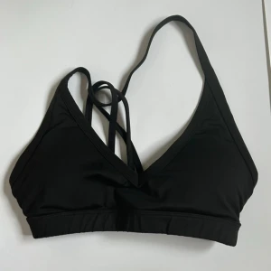 Sporttopp - För stor på mig tyvärr, vet dock inte märket eftersom den köptes av någon på vinted!