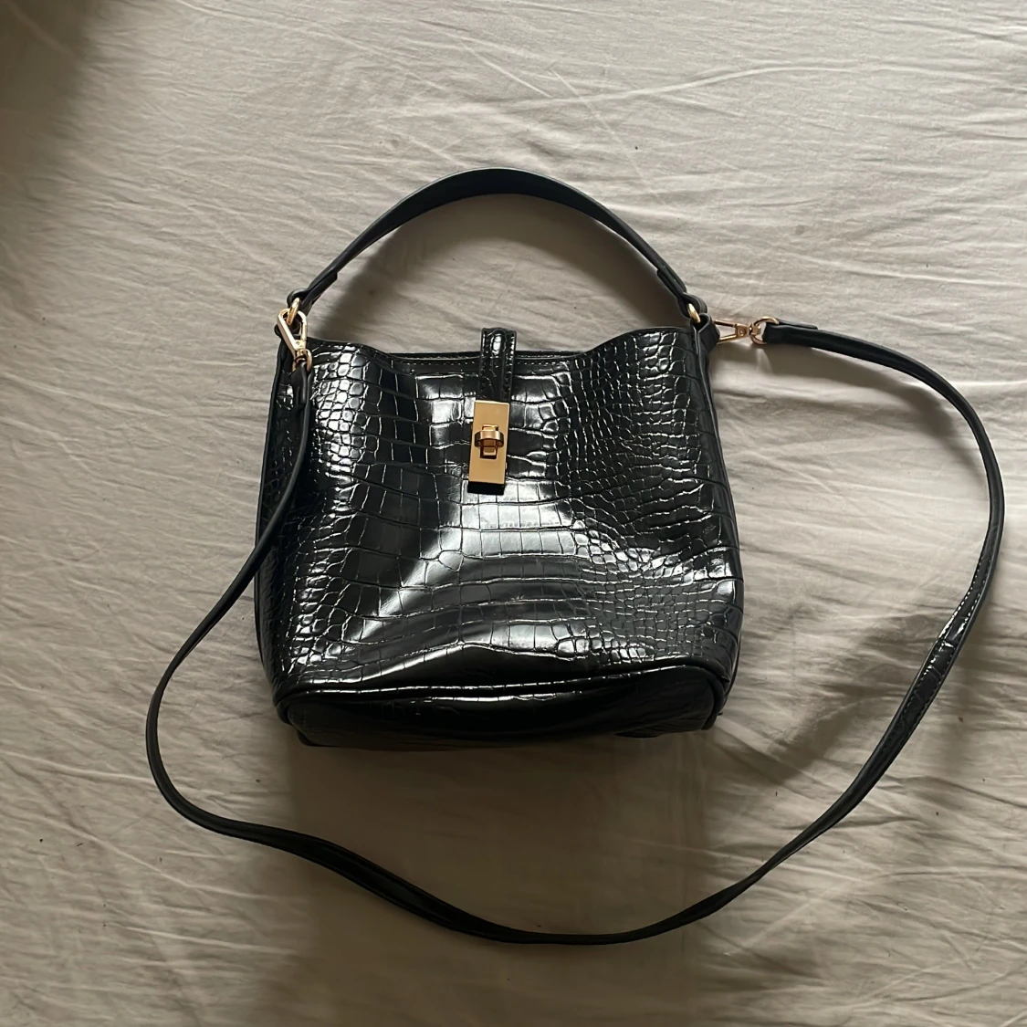 Svart axelväska med krokopräglad yta