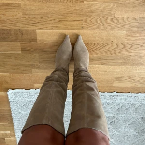 Stövlar - Ur snygga stövlar från H&M använda inte mer än två gånger  bra i storlek 🌸 material mocka. Nypris 1499kr mitt pris 800