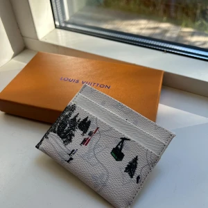 Louis Vuitton Cardholder med skiddesign - LVs sjukt snygga cardholder från deras senaste kollektion är äntligen på Plick - och du ser den först här! Riktigt fet alperna- design och passar skitbra för kort för every day use. Först på Plick som säljer denna så passa på innan nån klipper den! Först till kvarn🫱🏼‍🫲🏽🙌