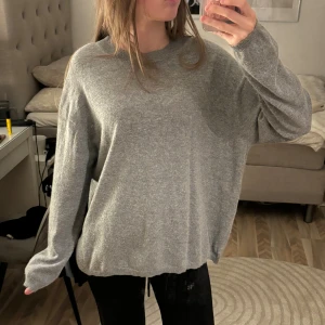 Grå oversized stickad tröja från Zara - Mysig grå stickad tröja från Zara i oversized modell. Tröjan har rund halsringning, långa ärmar och en avslappnad passform som ger en chill vibe. Perfekt att slänga på sig när det är kallt ute.