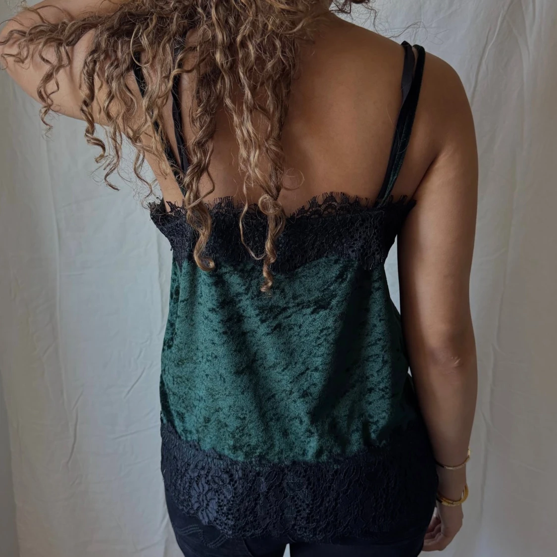 Grönt sammetslinne med spetsdetaljer - 1