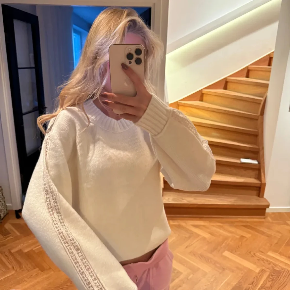 Vit stickad tröja med spetsdetalj - 2