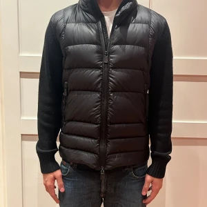 Moncler grenoble cardigan - En unik cardigan från moncler, grenoble kollektionen. Haft den i 2 år men var för stor första året så användes endast en höst/vinter så den är i väldigt bra skick. Köptes på NK för 13999