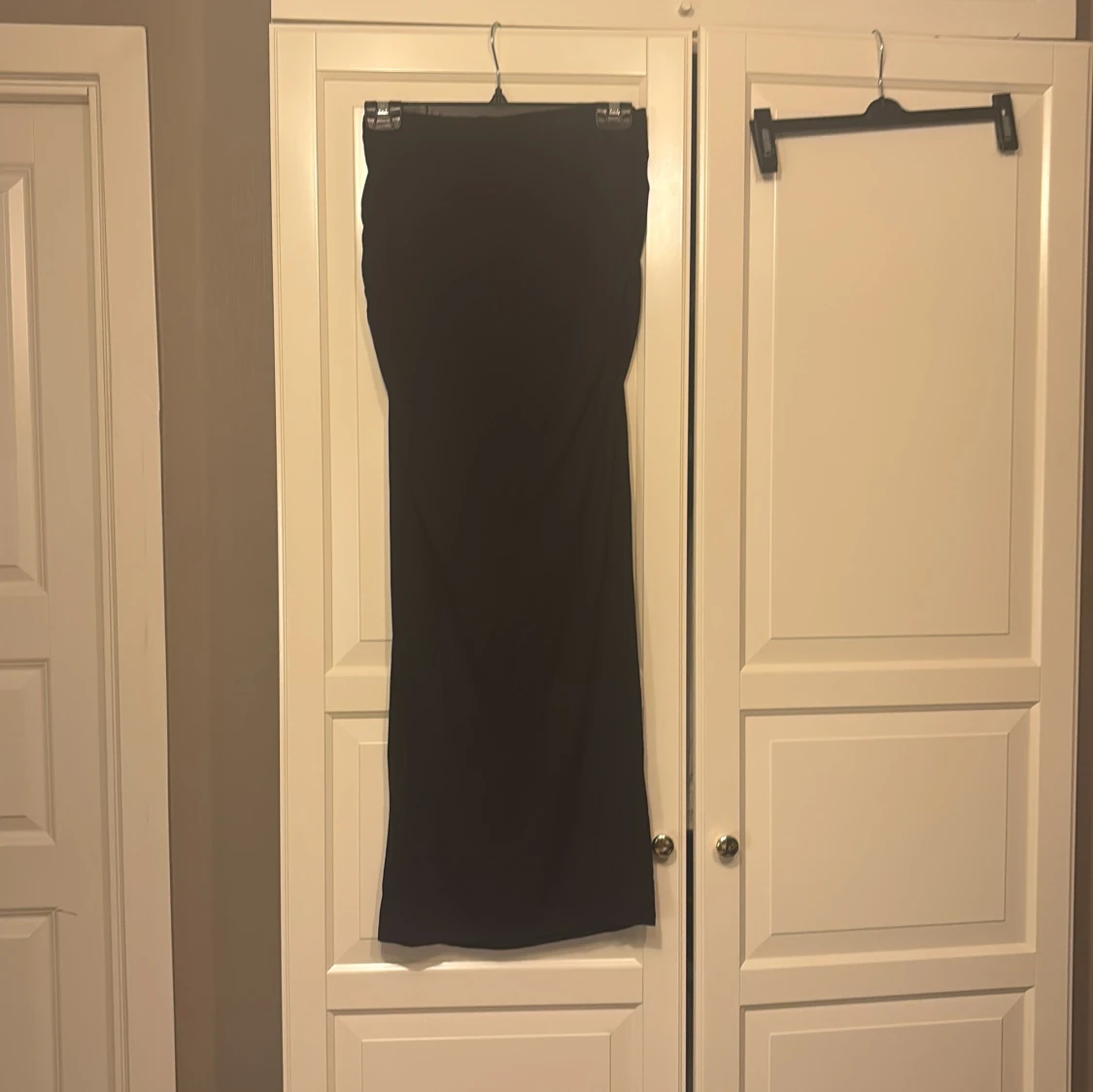 Lång svart kjol