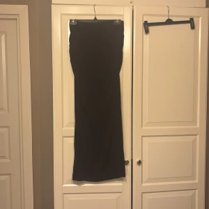 Lång svart kjol - Har använt den i n gång så i bra skick, jag är  170 och den går hela vägen till marken