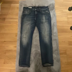 Replay jeans - Riktig najs replay jeans. Väl omhändertagna och ingen tydligen slitning. Pris kan diskuteras 