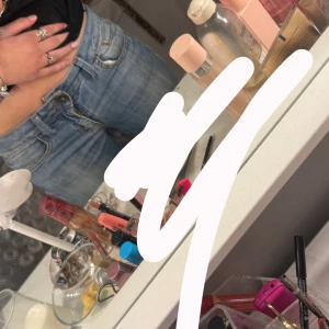 Blå wide jeans , W27 - Säljer ett par ljusblå väldigt lowaist jeans. Dom är bootcut. Säljer pga att dom är för korta för mig. Jätte fina och inga defekter alls. Dom är ganska korta i storleken . Sitter väldigt fint! Skriv för fler bilder