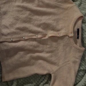 rosa stickad kofta  - den är för stor för mig så säljer den