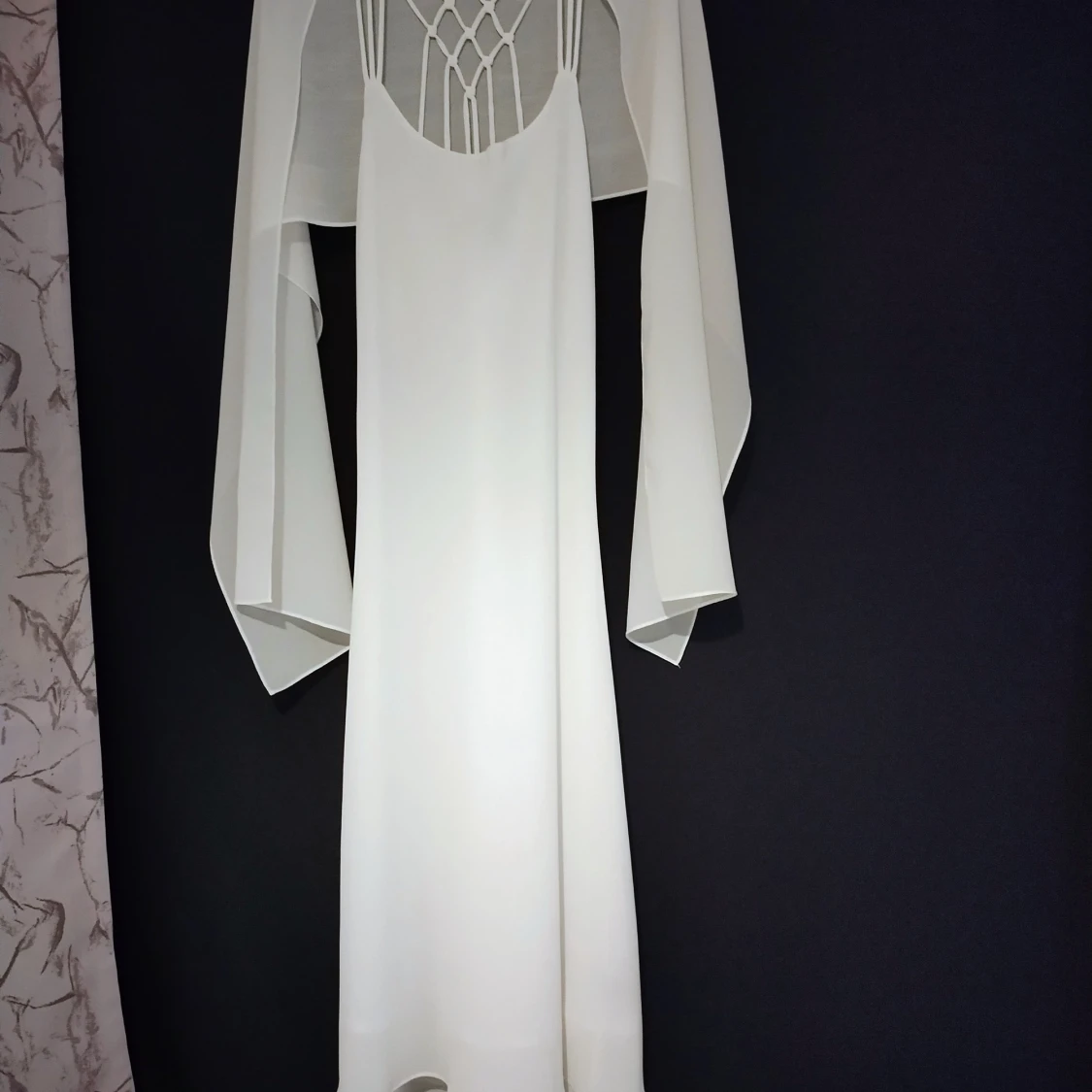 Offwhite långklänning med tillhörande sjal från Prima