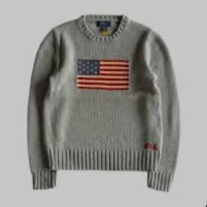 Polo Ralph lauren flagg tröja - Säljer en grå stickad tröja från Ralph Lauren med  usa flagga på🤍Använd Max 4 gånger så den är i mycket bra skick! Den är i barn storleken 12år. Kontakta gärna om du har frågor eller prisförslag!😊