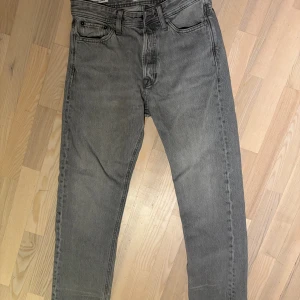 Grå jeans från Jack and Jones, straight fit - Säljer ett par grå jeans från Jack and Jones. Mycket bra skick