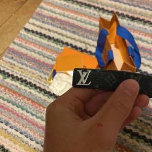 Louis Vuitton armband  - Hej! Jag säljer detta snygga armband med silver logga och gråt band med monogram, den kommer med låta box mm.