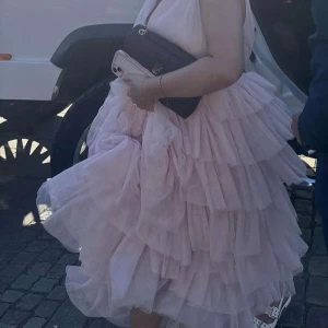 Ljusrosa volangklänning i tyll - Säljer min balklänning 