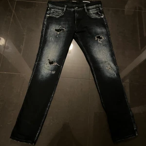 Replay ambass jeans  - Säljer ett par sjukt snyggt par Replay ambass jeans i storlek 30/32 som passar till alla slags stilar. Jeansen har slutas säljas så är sällsynta