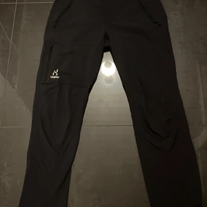 Haglöfs byxor  - Säljer ett par Haglöfs byxor i stork 50 är som storlek L. Passar en person 180 cm och uppåt 
