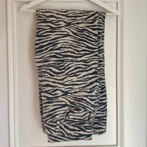 Zebra jeans vida - Vida jeans i zebramönster från Ginatricot. Använda ett fåtal gånger enbart, så är som nya! 
