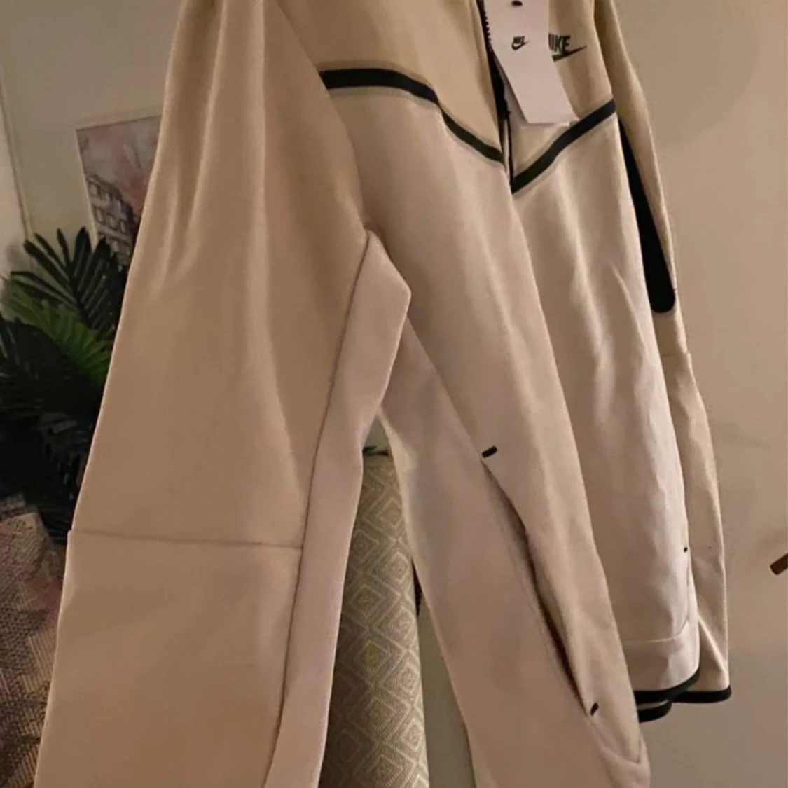 Beige Nike vindjacka med svarta detaljer - 4