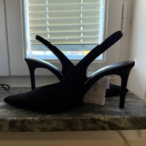 Svarta klackskor  - Helt nya bara testade, tyvärr är de för stora för mig att ha men de är väldigt bekväma (orginal pris 339kr)