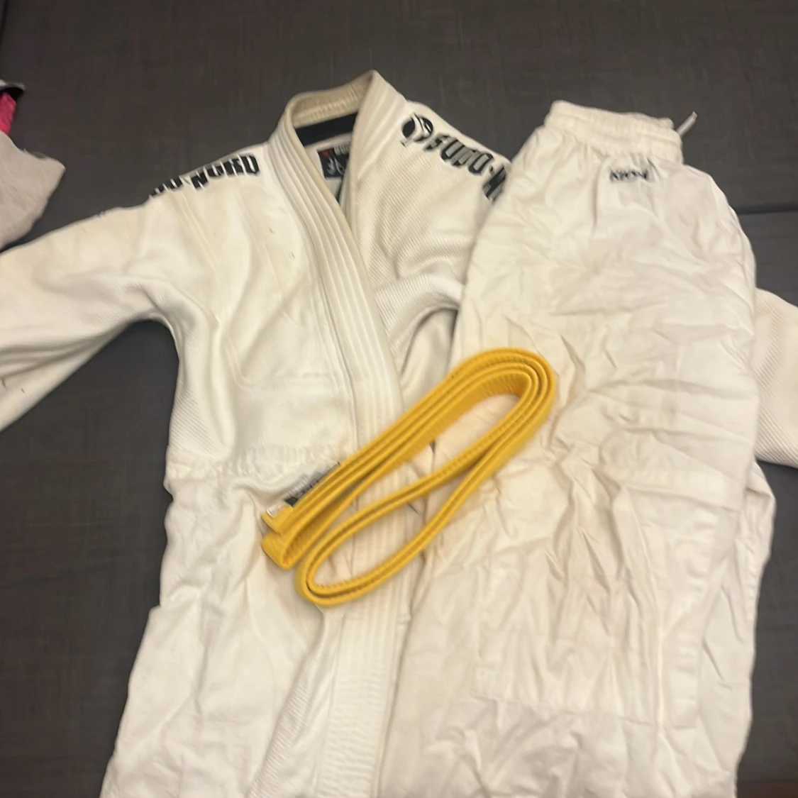 En hel vit gi med tryckning, ett par byxor från KWON och ett gult bälte. Kan köpas enskilt också - 4