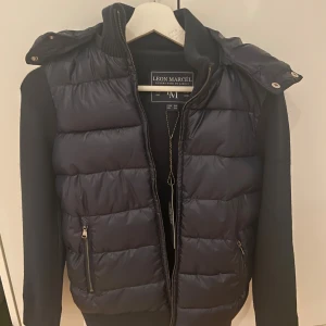 Leon Marcel Cardigan - Säljer min leon Marcel cardigan som jag fick hem idag. Den är sprillans ny, med påse och ”autenticitet kort”. Säljer för att den är för liten. Dm ifall du har några frågor!