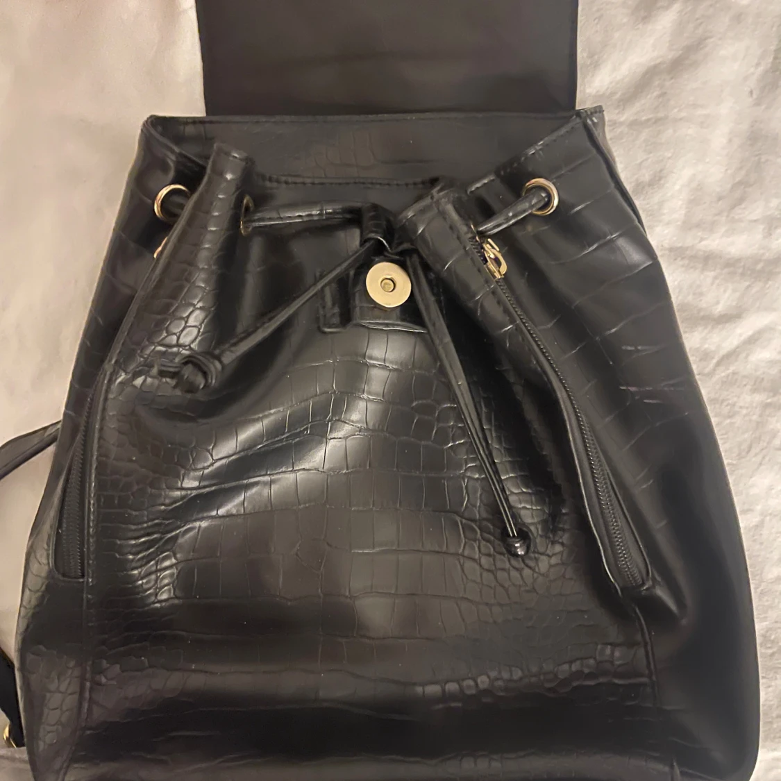 Svart ryggsäck med krokopräglad yta - 1