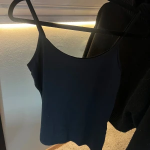 Svart linnetopp från Zara - Stilrent enkelt linne från Zara med smala axelband.