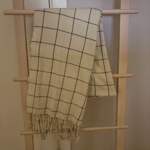 Beige rutig halsduk med fransar - Tunn halsduk från Monki (lappen bortklippt) använd en gång, perfekt nu i höst💕