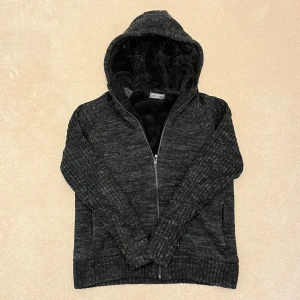 Fodrad Cardigan Jacka  - Tja! Säljer en populär och riktigt schysst cardigan. Den färg som är i verkligheten syns på bild 2 och 4 (bild 1 för att man ska se mönstet). Vid minsta fråga eller fundering hör av er🤝