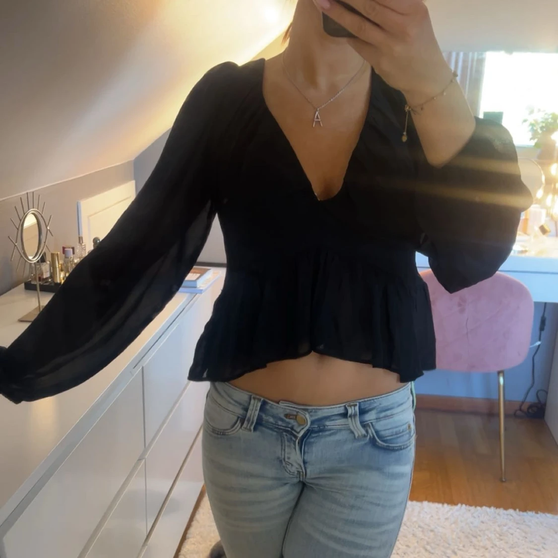 Svart blus med öppen rygg och knyt - 1