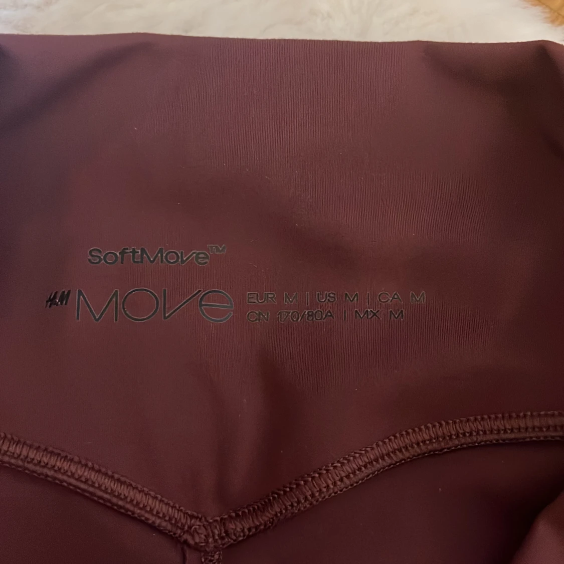 Vinröd träningsjacka H&M storlek s i toppen och M i byxa - 4