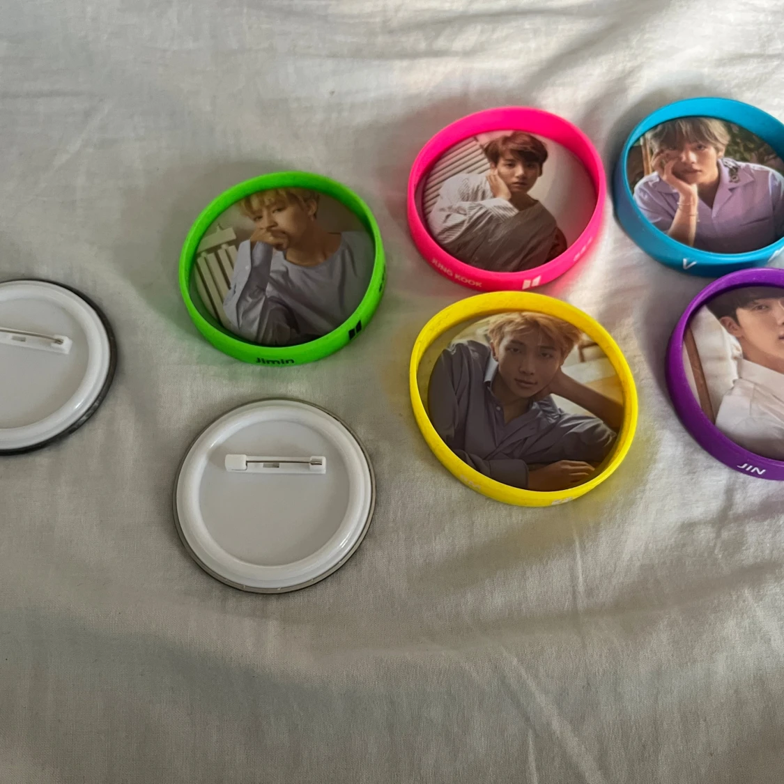 BTS armband och pins set - 2