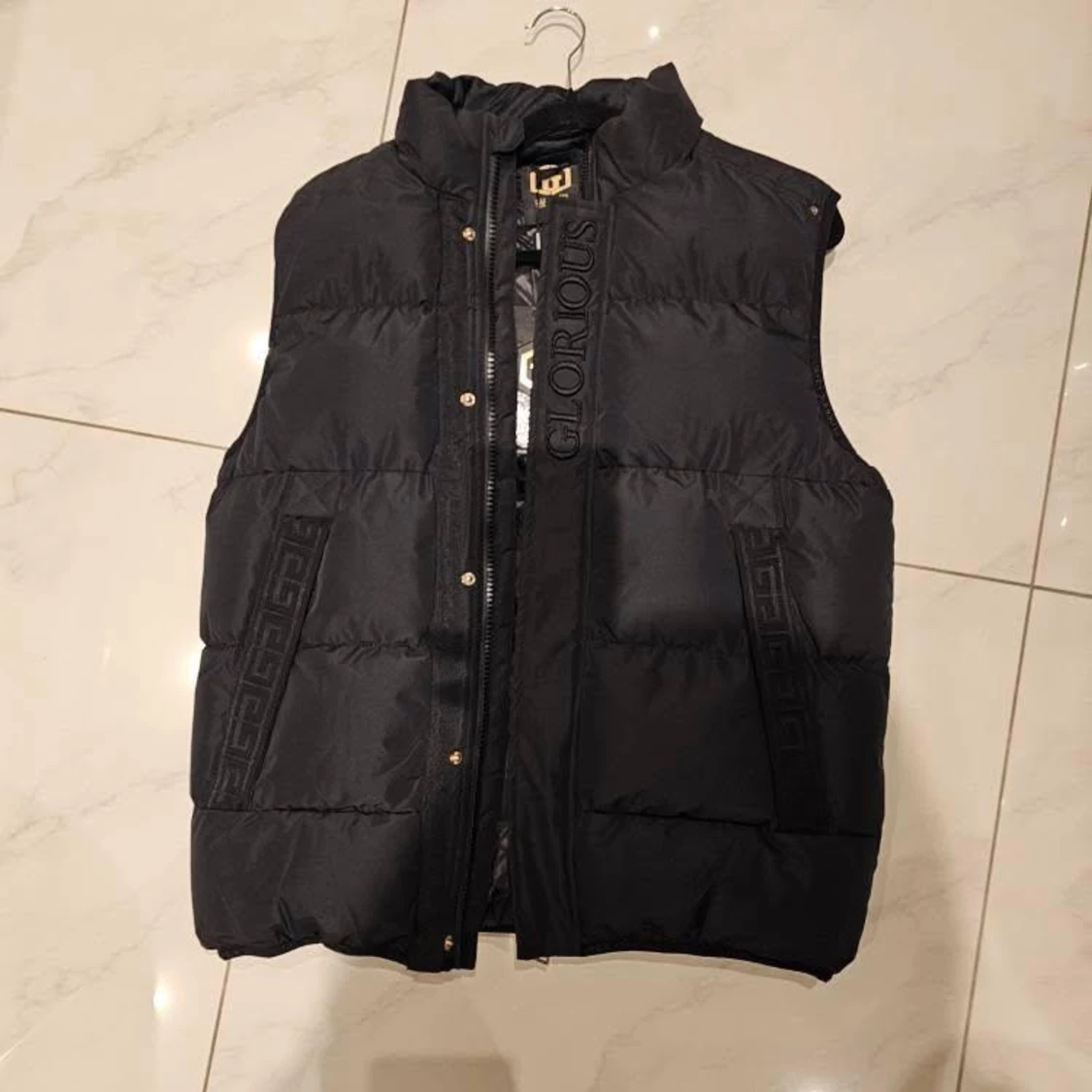 Svart dunväst från Glorious Gangsta